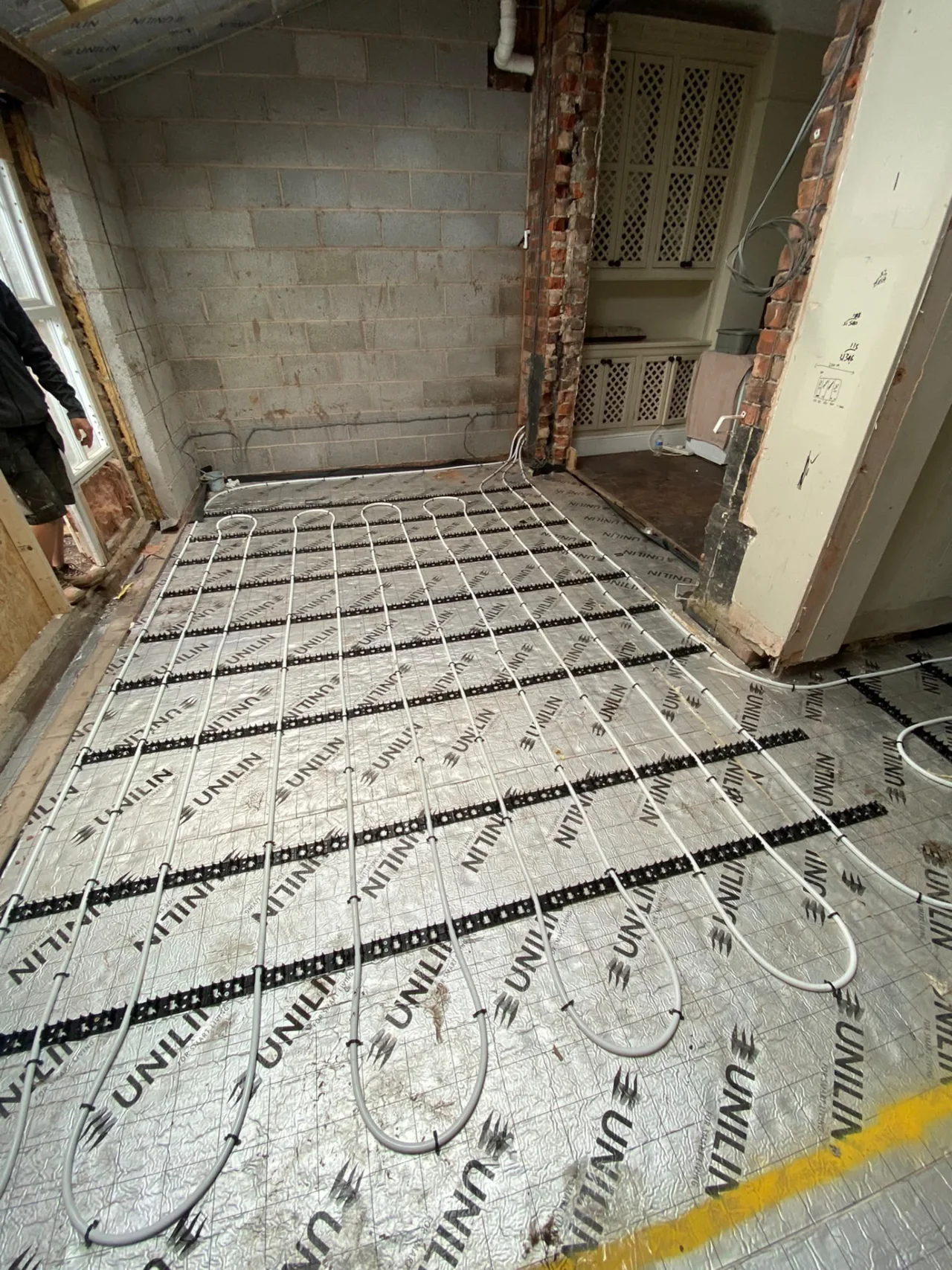 Room-wide underfloor heating pipe layout during installation by DPB